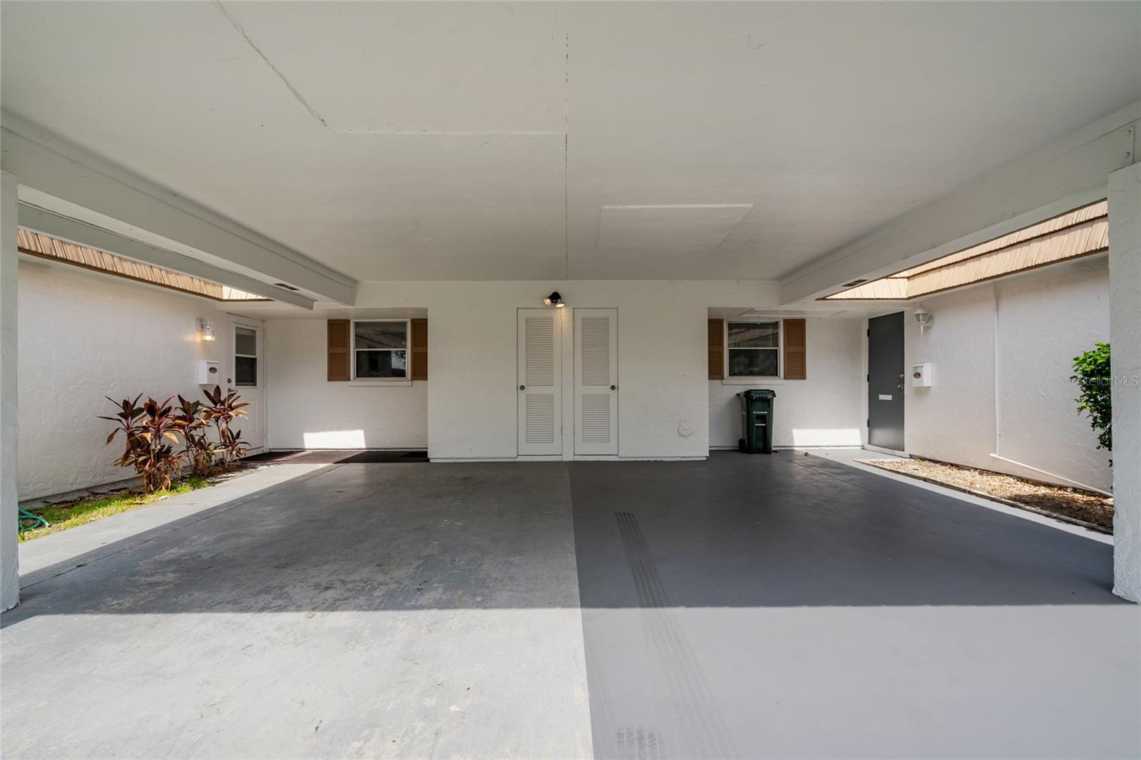 5521 RIVERBLUFF CIRCLE V-10