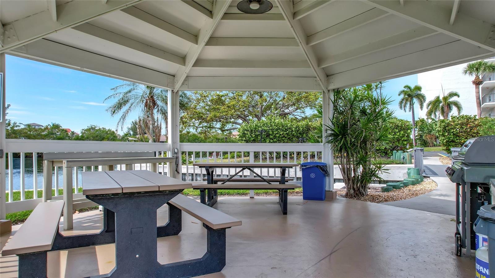 POINTE ON MIDNIGHT PASS - Residential