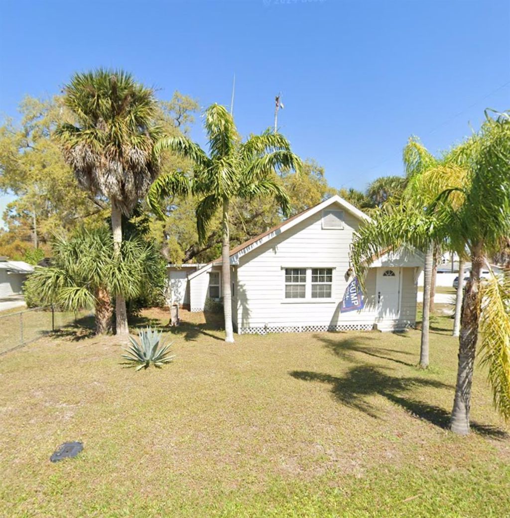 Photo of 744 Myrtle Avenue, Venice, FL 34285 (MLS # O6288757)