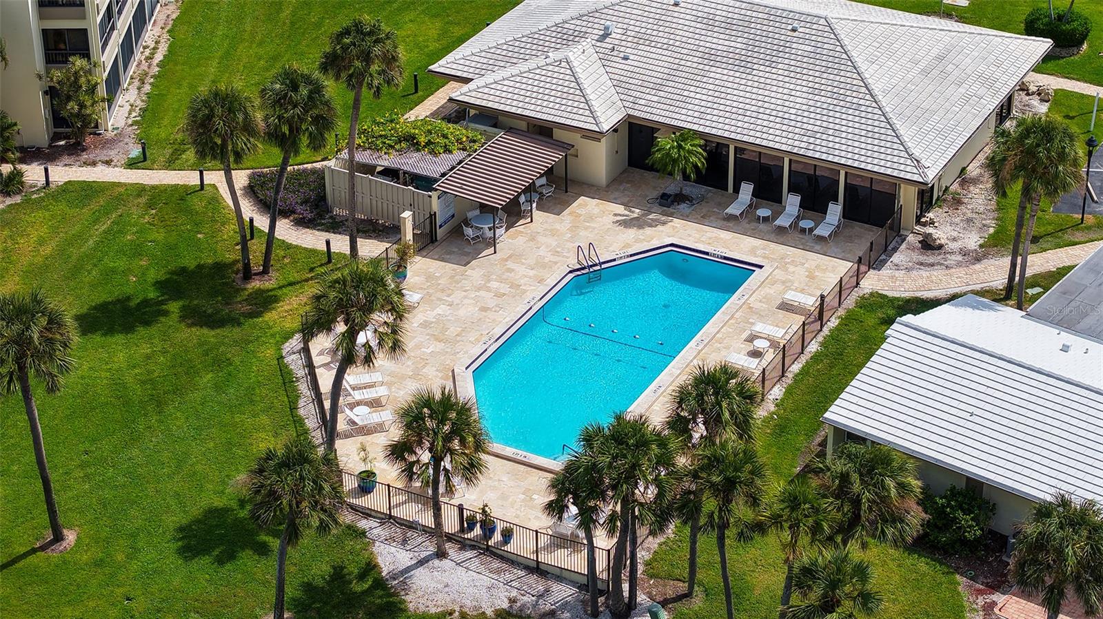 WHISPERING SANDS - Residential