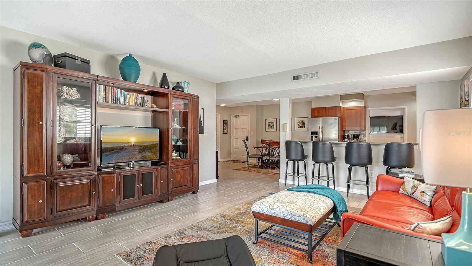 WHISPERING SANDS - Residential