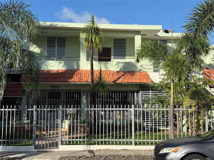 Apartment in Caparra Heights, located on the second floor, comfortable and well-equipped—ideal for those seeking to live in a central and quiet area. The unit features 2 bedrooms, 1 bathroom, living room, kitchen, dining area, and balcony. Includes: Refrigerator, stove, washer and dryer, TV, air conditioners in each bedroom, and 4 ceiling fans. Conditions: Water and electricity are not included. No pets allowed. Property move-in ready. Strategically located with quick access to main roads, shops, and services.