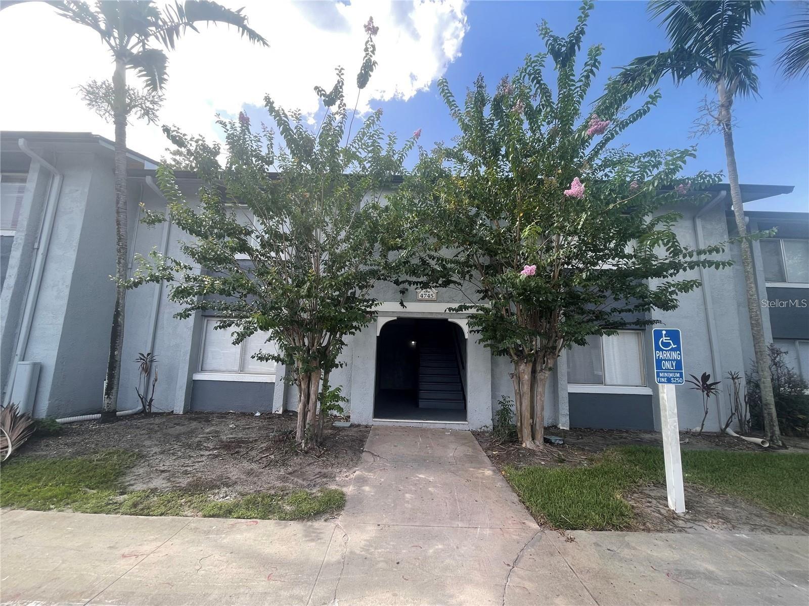 Comfortable 1 bedroom 1 bathroom apartment, tile floors in the bedroom and living room, blinds, excellent location near the Millenia Mall, quick access to I4, restaurants, supermarkets, Valencia College, Universal Studios, modern kitchen. Investment Opportunity!!!!