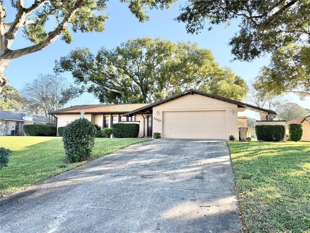 Photo of 33312 Coventry Drive, Leesburg, FL 34788 (MLS # G5105362)