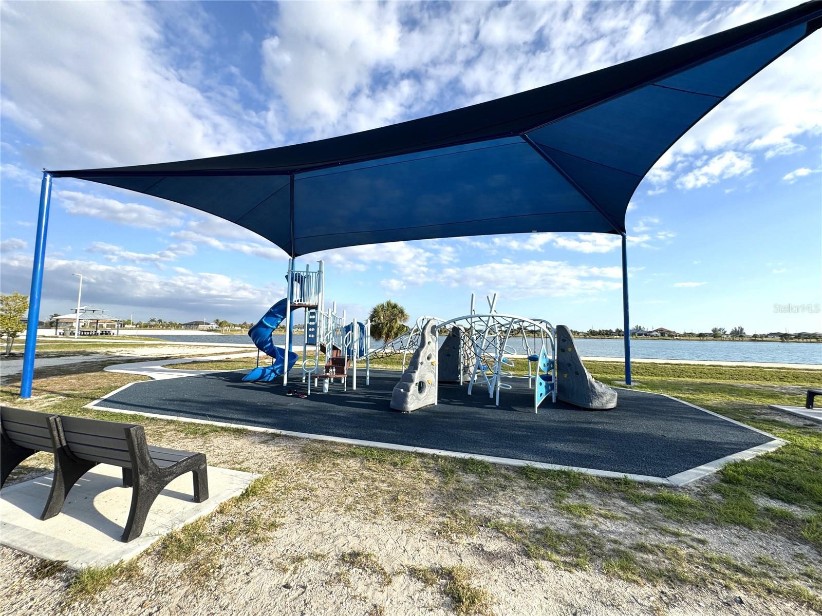 CAPE CORAL - Land