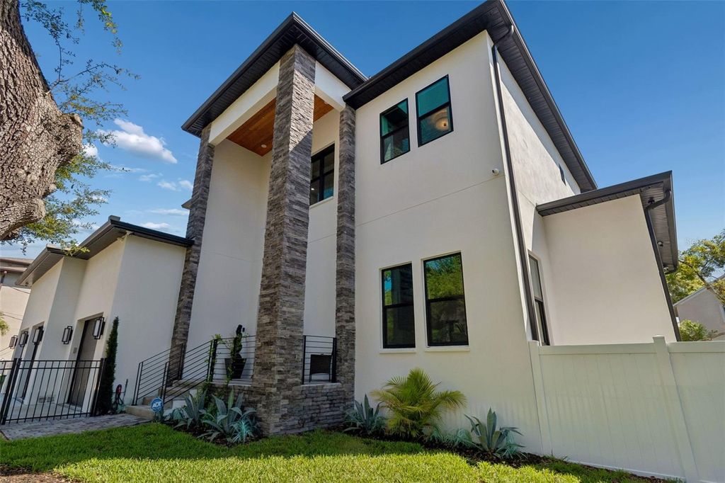 Photo of 5410 Bayshore Blvd, Tampa, FL 33611 (MLS # TB8487145)