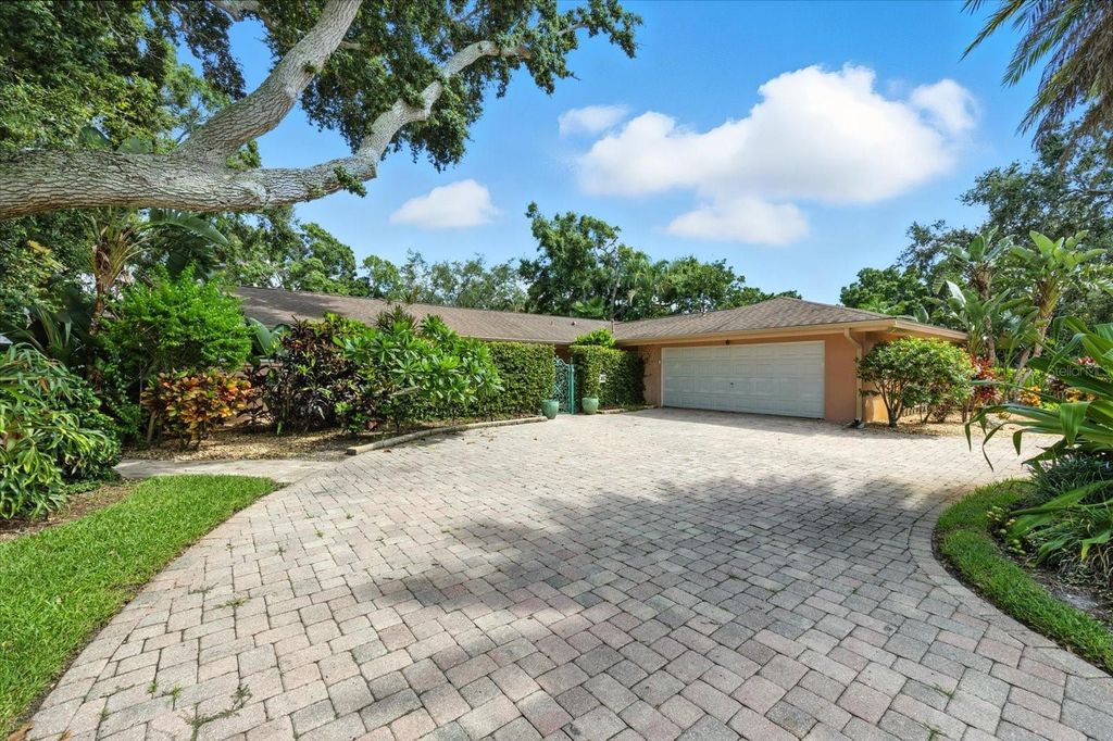 Photo of 425 Ponce De Leon Boulevard, Belleair, FL 33756 (MLS # TB8421679)