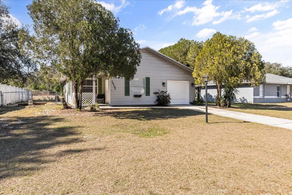 Photo of 39560 Meadowood Loop, Zephyrhills, FL 33542 (MLS # TB8465822)
