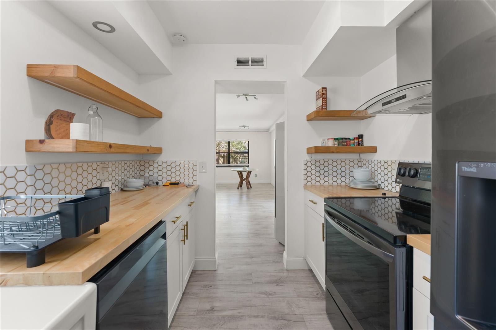 MONROE MANOR - Residential