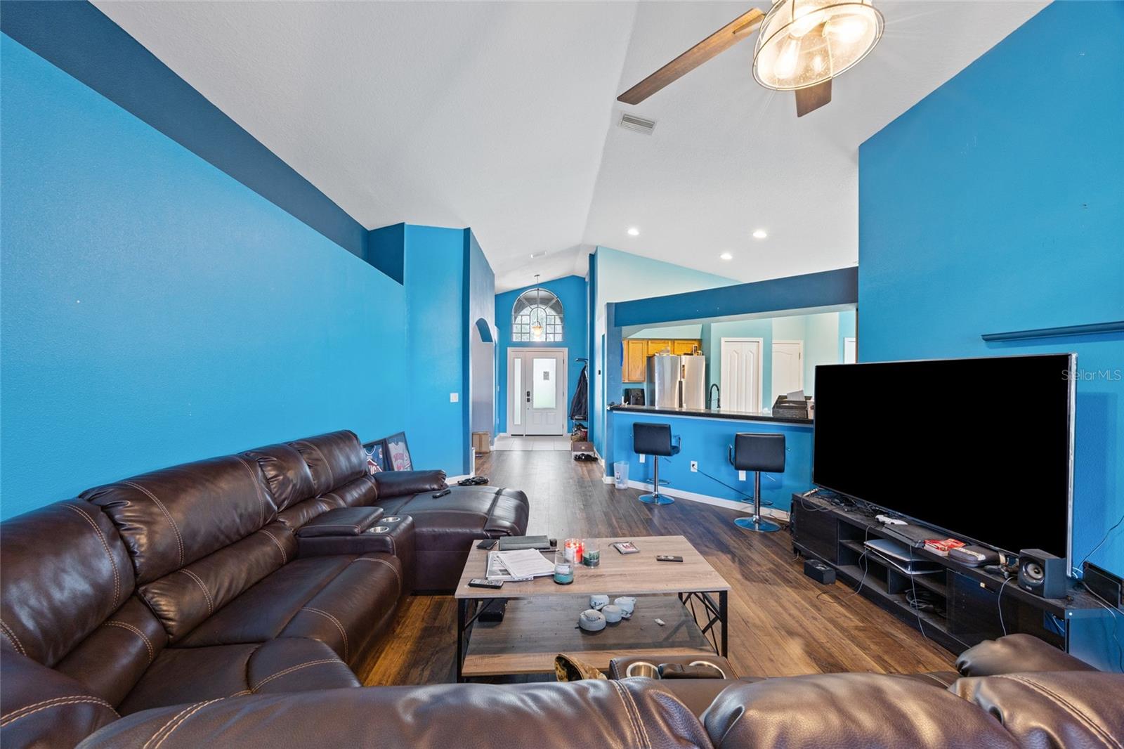 208 SMOKEY HILL AVENUE