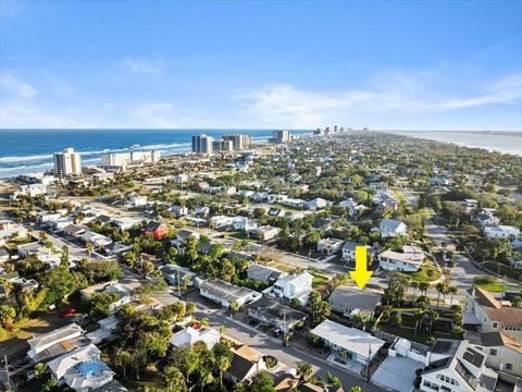 A home in DAYTONA BEACH