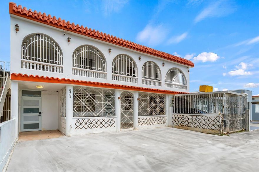 Welcome to this beautifully furnished 3-bedroom, 1-bath home in the desirable Vistamar community of Carolina.
Recently renovated and tastefully decorated, this property features a bright living area with modern finishes, a fully equipped kitchen with dining space, and split-unit A/Cs in every room for your comfort.

Enjoy a quiet residential area just minutes from Isla Verde Beach, the airport, restaurants, and major expressways.
Rent includes water and high-speed internet. Electricity is capped at $150/month.

Highlights:

Fully furnished and move-in ready

Modern kitchen and living room with new appliances

Washer and dryer included

One private parking space plus additional street parking

No pets allowed

One-month security deposit required