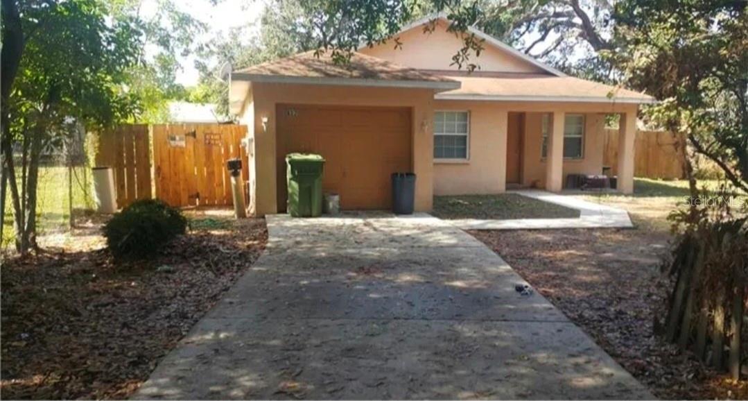 This 4-bedroom, 2-bathroom single-family home in Bradenton offers a single-car garage and is located in a quiet, central neighborhood near schools, shopping, and dining. Built in 2004, this 1,156 sq ft property features central air conditioning, a shingle roof, and is situated on a 4,802 sq ft lot.