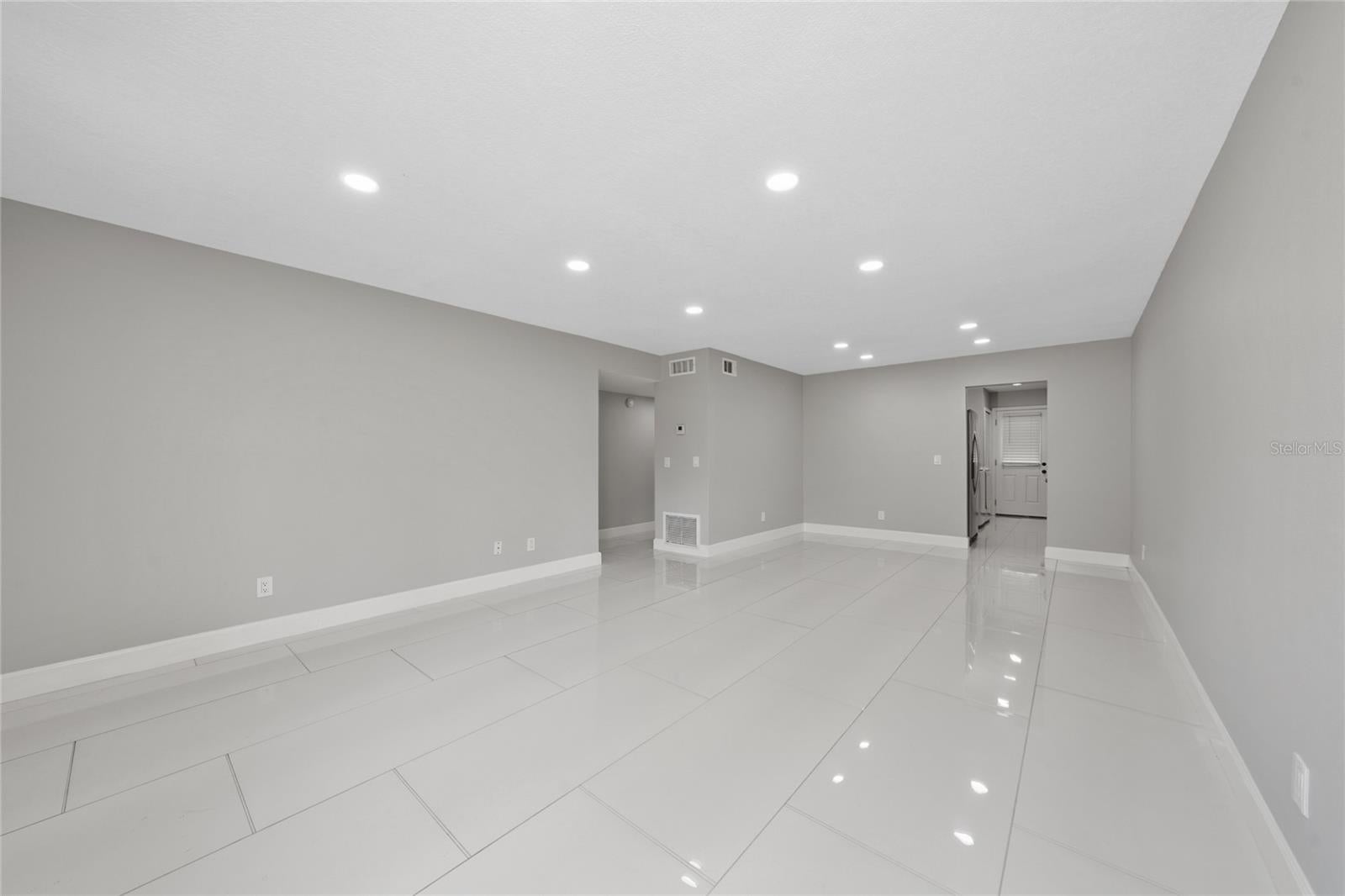 725 NORTHLAKE BOULEVARD 18