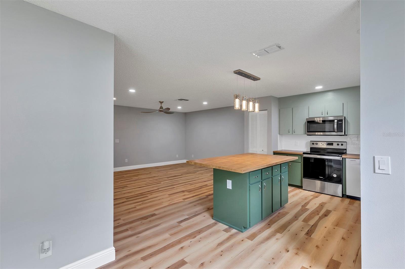 ON TOP OF THE WORLD/CENTRAL REPLA - Residential