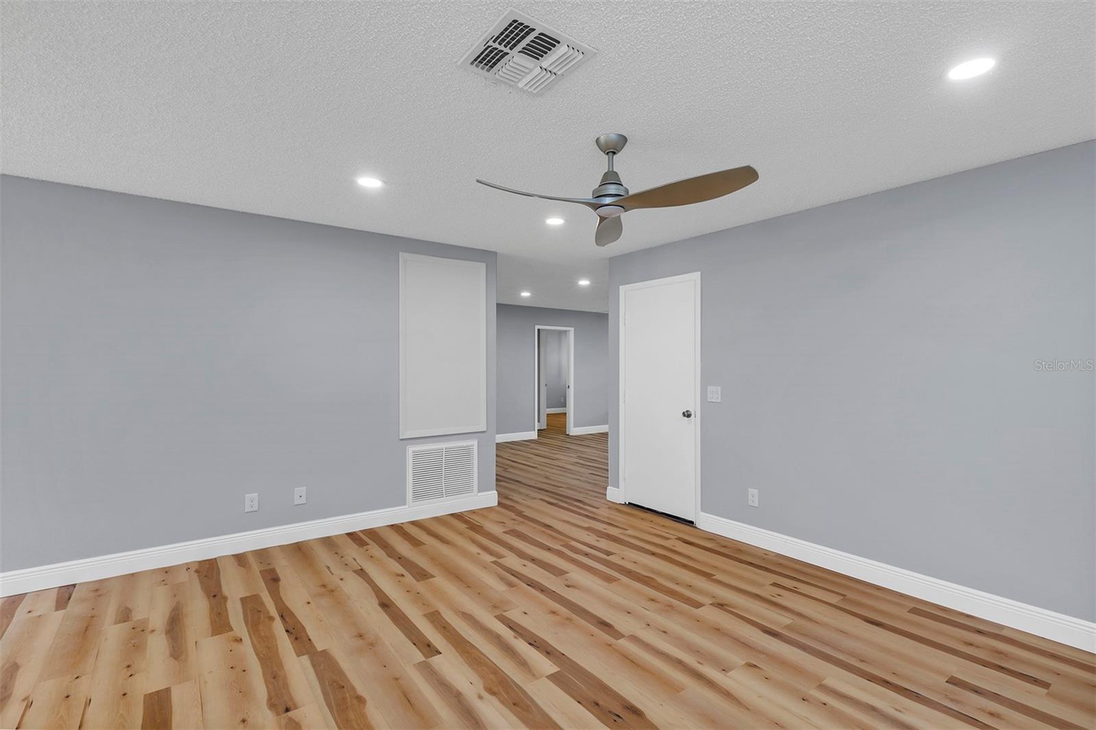 ON TOP OF THE WORLD/CENTRAL REPLA - Residential