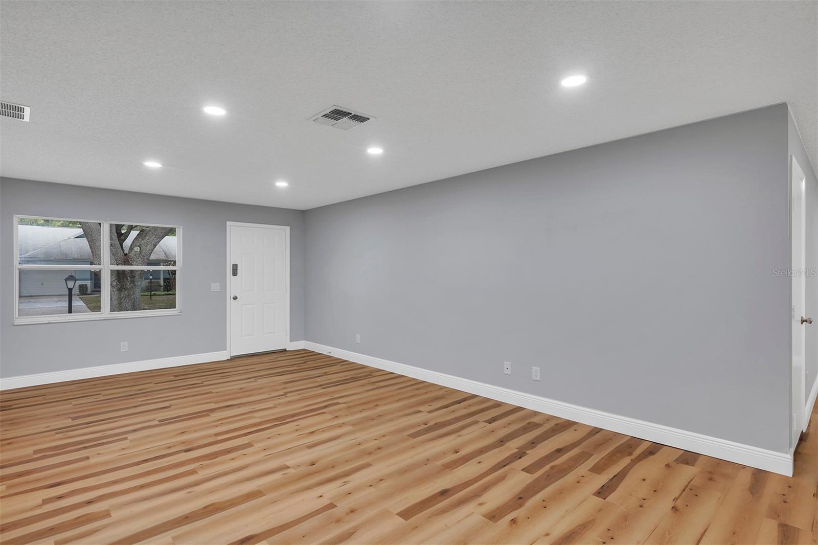 ON TOP OF THE WORLD/CENTRAL REPLA - Residential