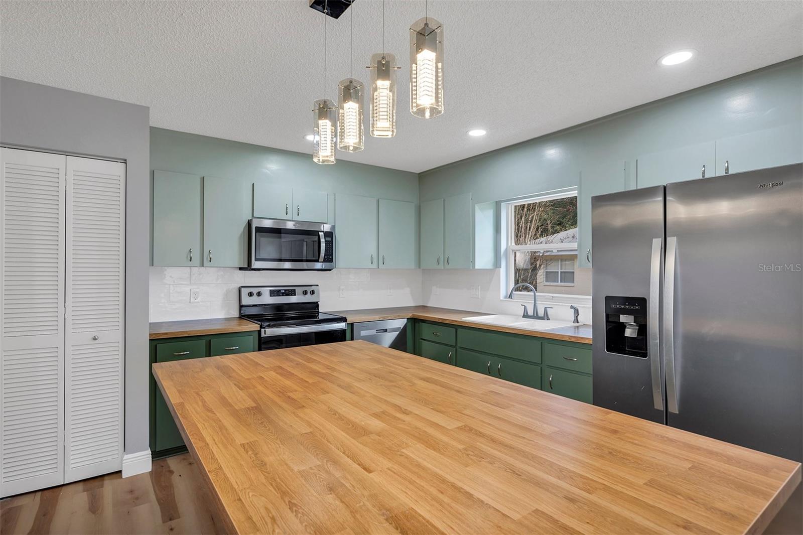 ON TOP OF THE WORLD/CENTRAL REPLA - Residential