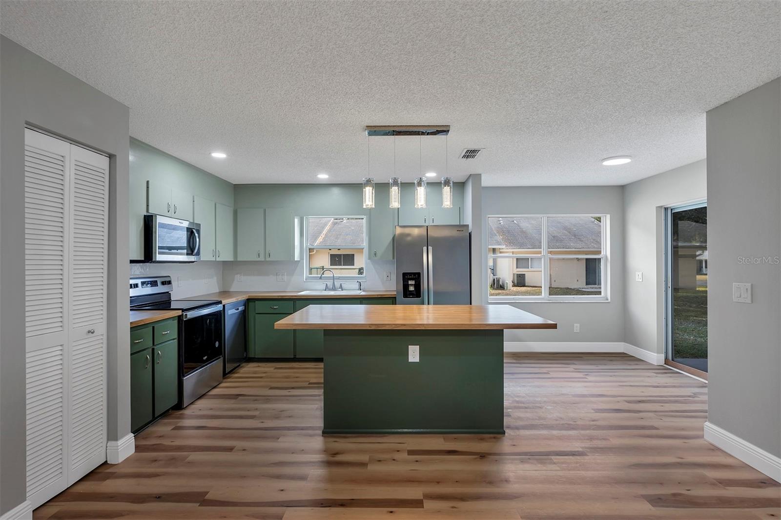 ON TOP OF THE WORLD/CENTRAL REPLA - Residential