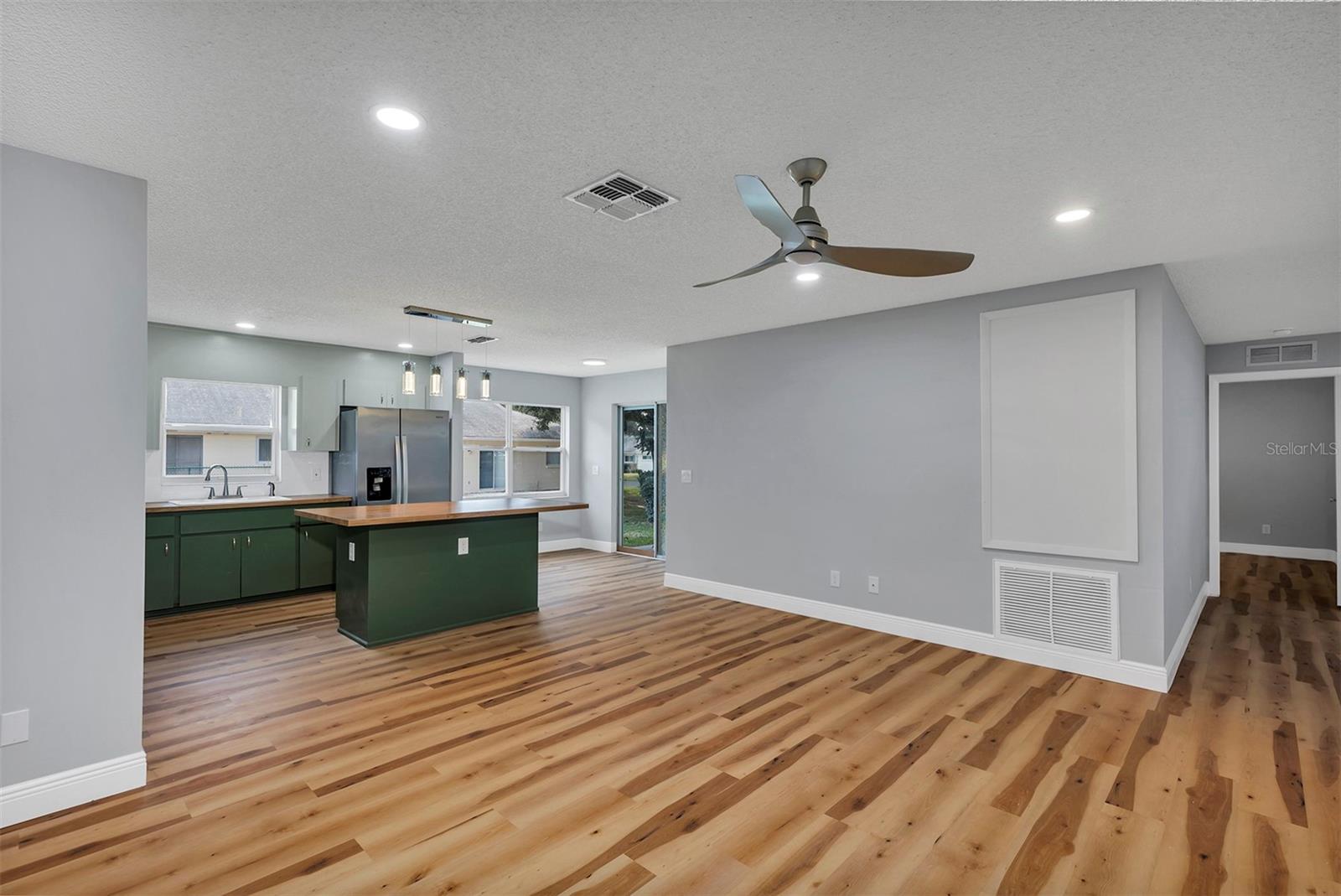 ON TOP OF THE WORLD/CENTRAL REPLA - Residential