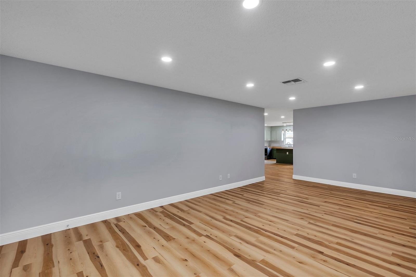 ON TOP OF THE WORLD/CENTRAL REPLA - Residential