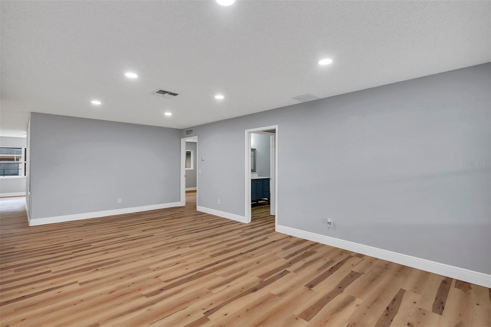 ON TOP OF THE WORLD/CENTRAL REPLA - Residential