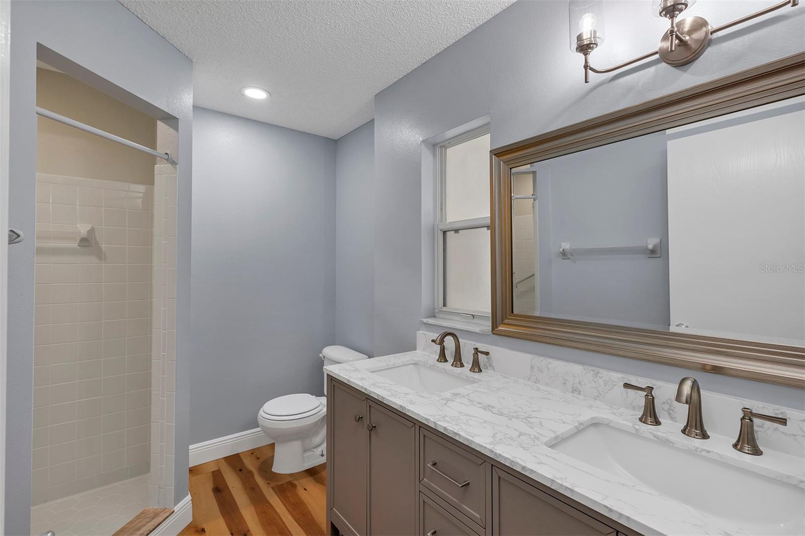 ON TOP OF THE WORLD/CENTRAL REPLA - Residential