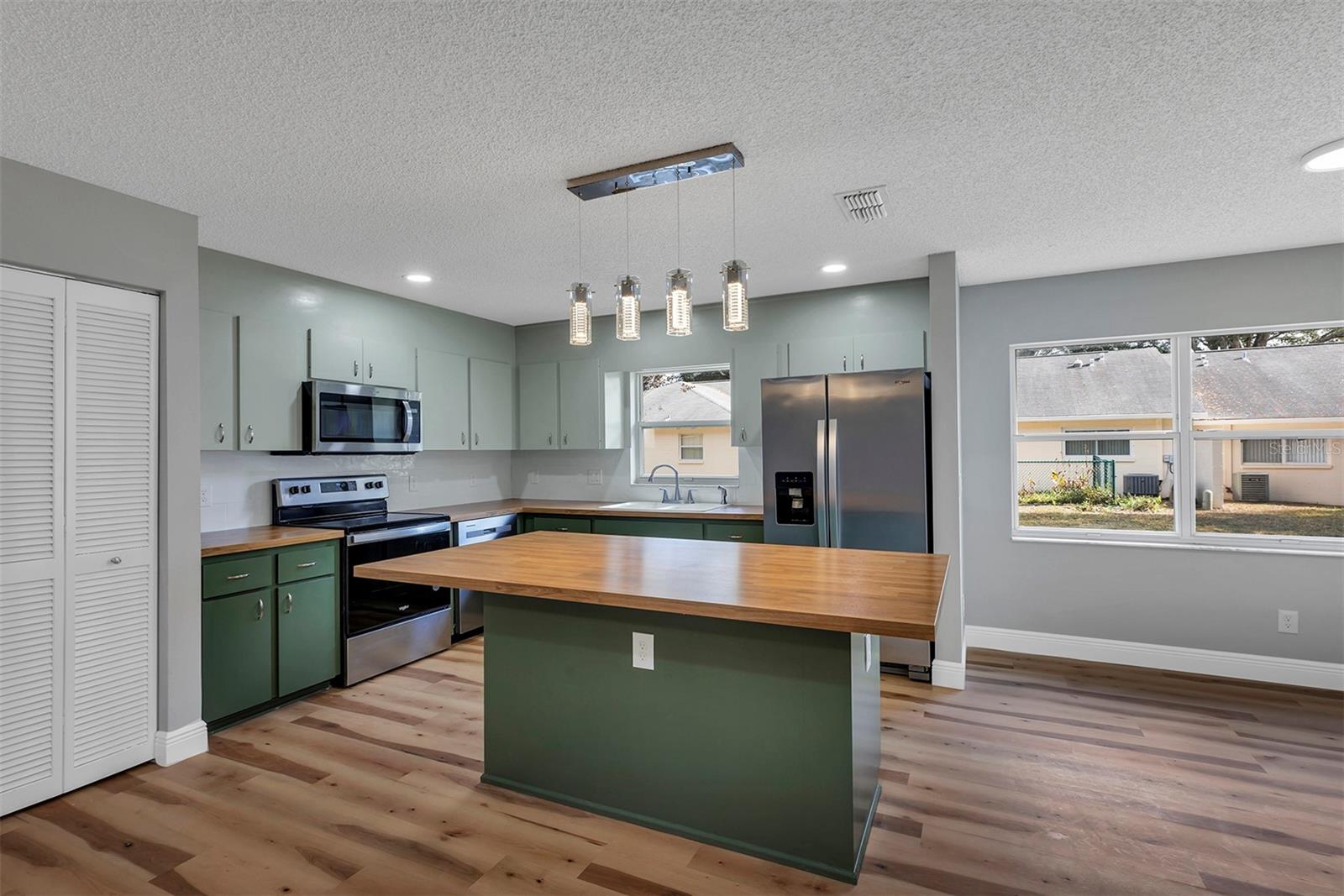 ON TOP OF THE WORLD/CENTRAL REPLA - Residential