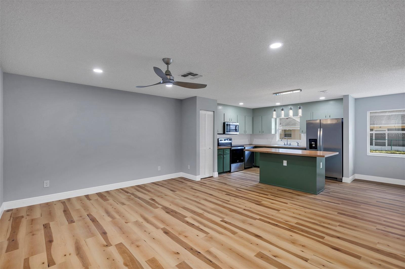 ON TOP OF THE WORLD/CENTRAL REPLA - Residential