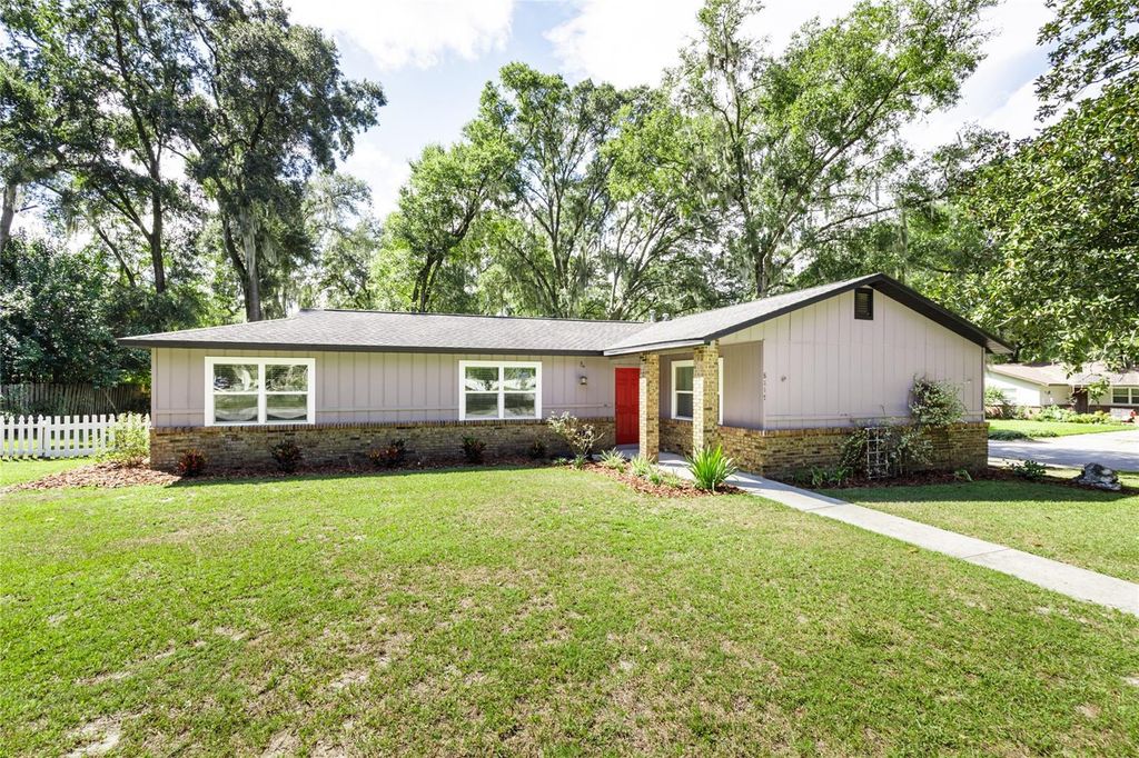 Photo of 8117 SW 55th Place, Gainesville, FL 32608 (MLS # GC534256)