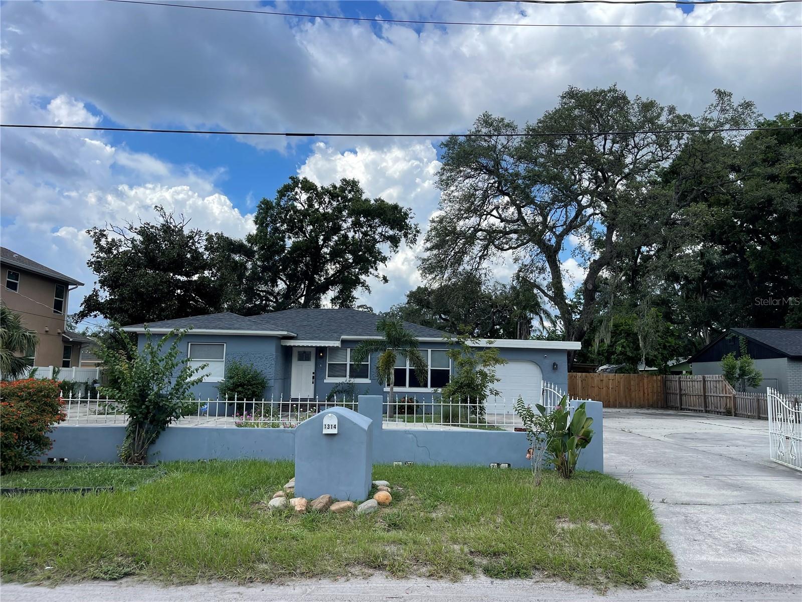 This beautiful and spacious bungalow in Seminole Heights, is conveniently located 3.5 miles from Downtown Tampa, near hospitals and the Highways 275 and I4, it has more than quarter of an acre, bring your toys enough room for your boat or RV.
Easy to show!!, make your appointment today!