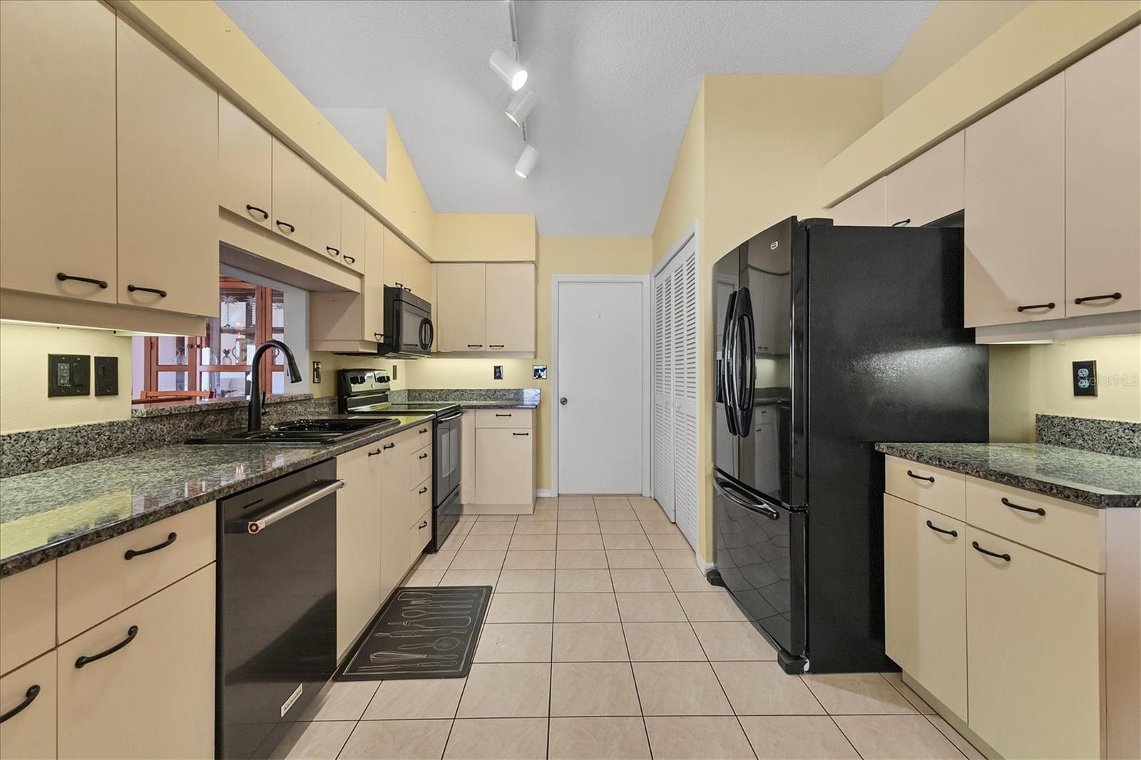 CRESTWOOD VILLAGE OF SARA 4 & 5 - Residential