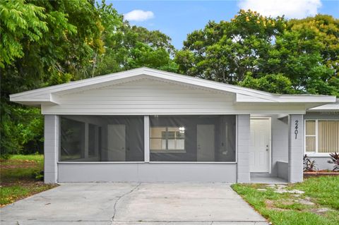 A home in WINTER HAVEN