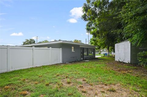 A home in WINTER HAVEN