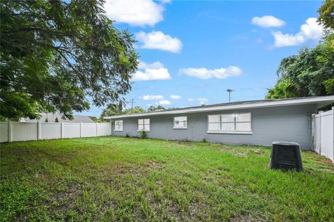 A home in WINTER HAVEN