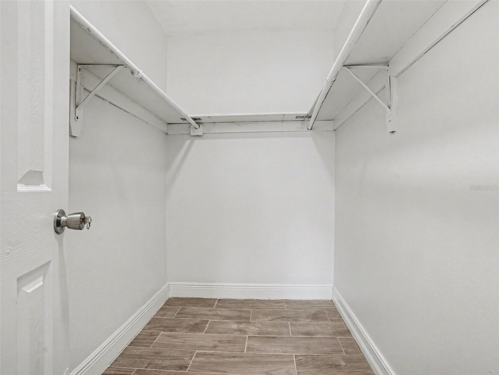 WIMBLEDON PARK CONDO 01 - Residential