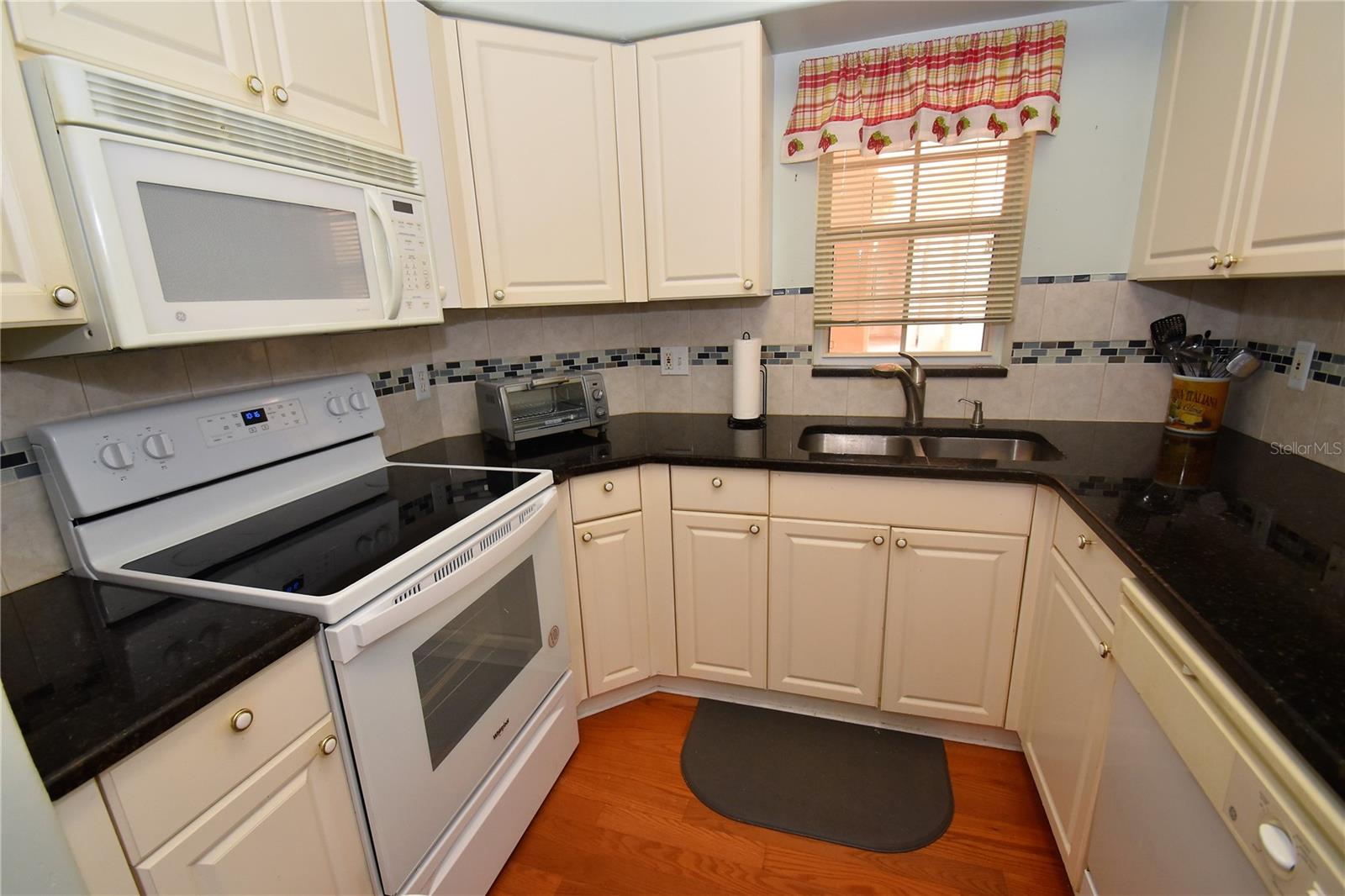 PLAZA DE FLORES - Residential Lease