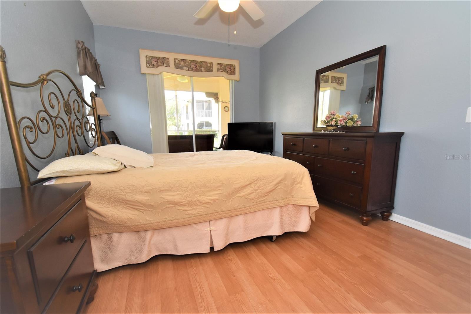 PLAZA DE FLORES - Residential Lease