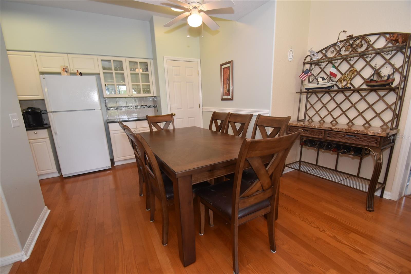 PLAZA DE FLORES - Residential Lease