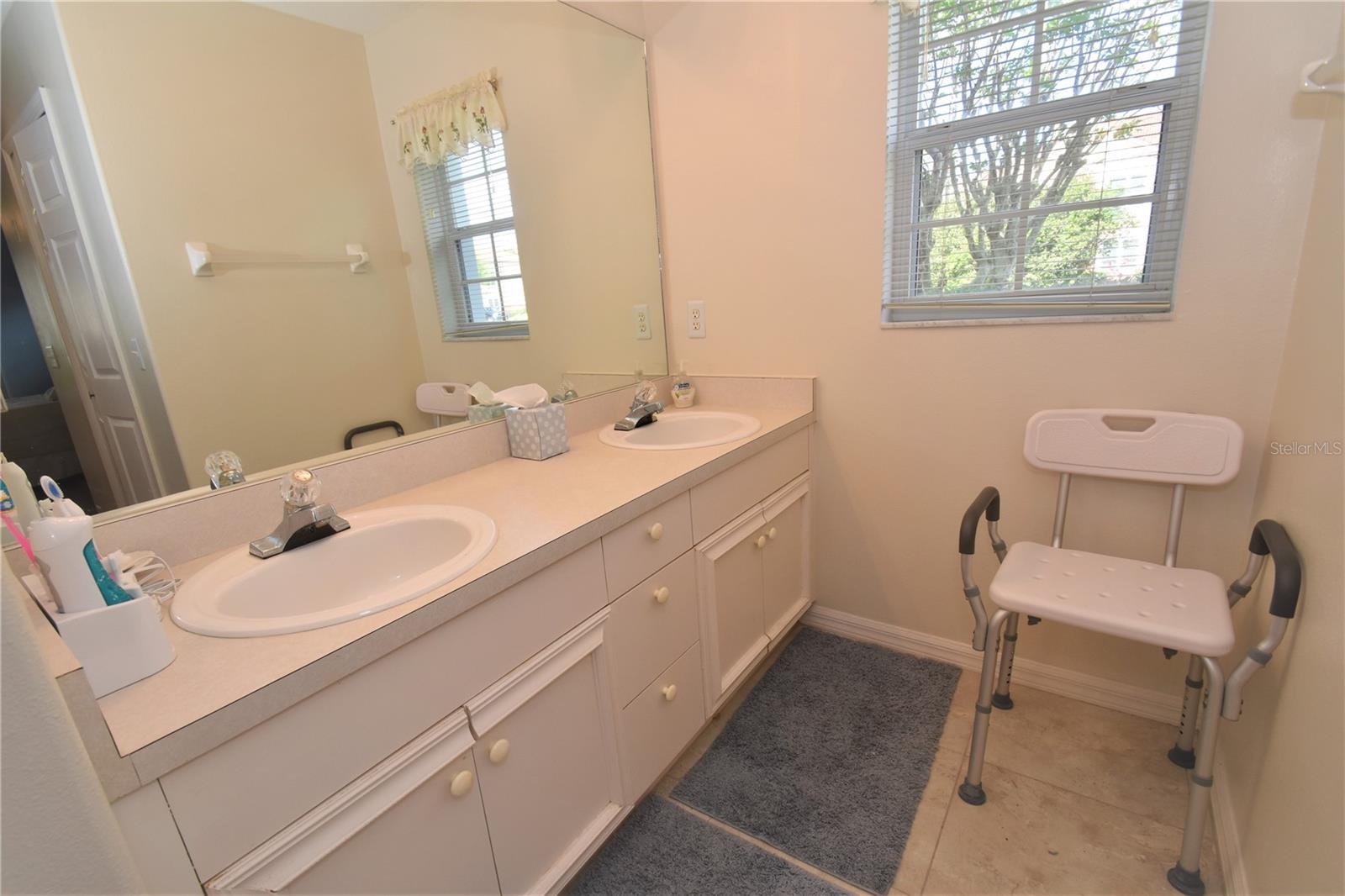 PLAZA DE FLORES - Residential Lease