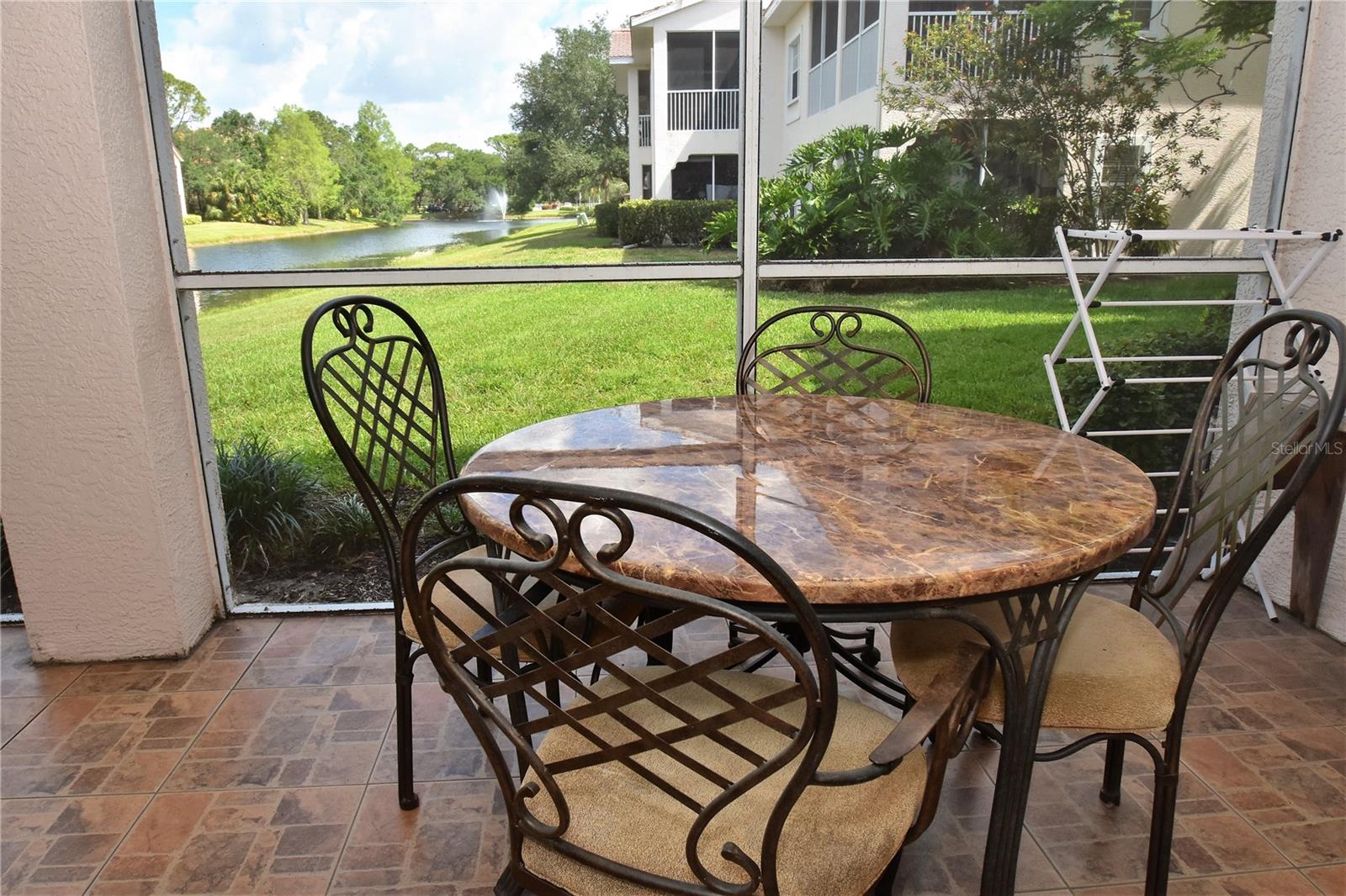 PLAZA DE FLORES - Residential Lease