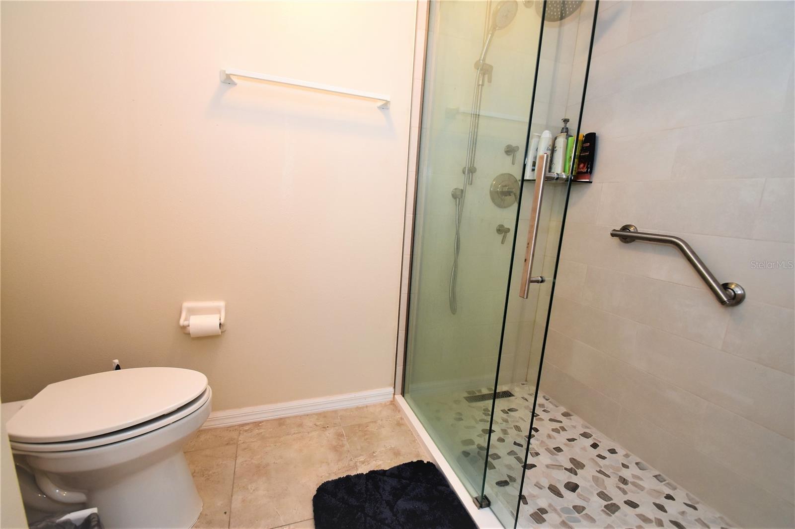 PLAZA DE FLORES - Residential Lease