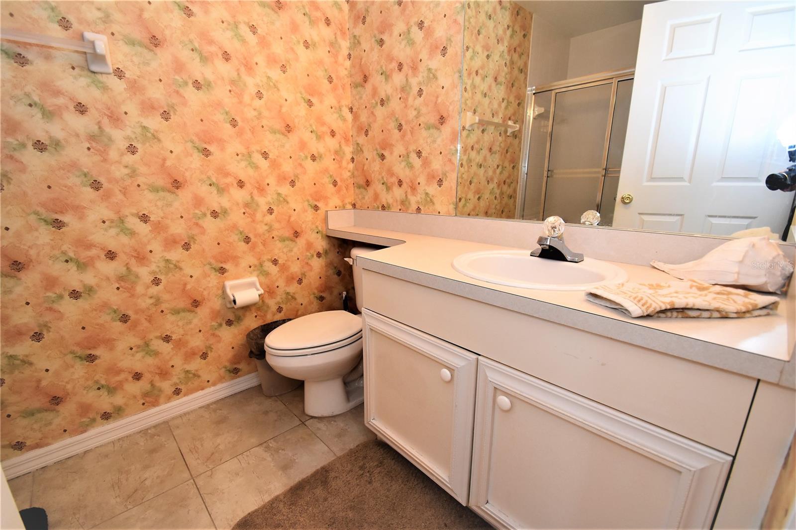 PLAZA DE FLORES - Residential Lease