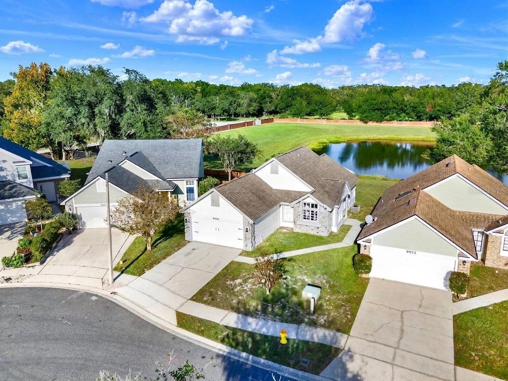 Photo of 9981 Aloma Bend Lane, Oviedo, FL 32765 (MLS # O6439191)