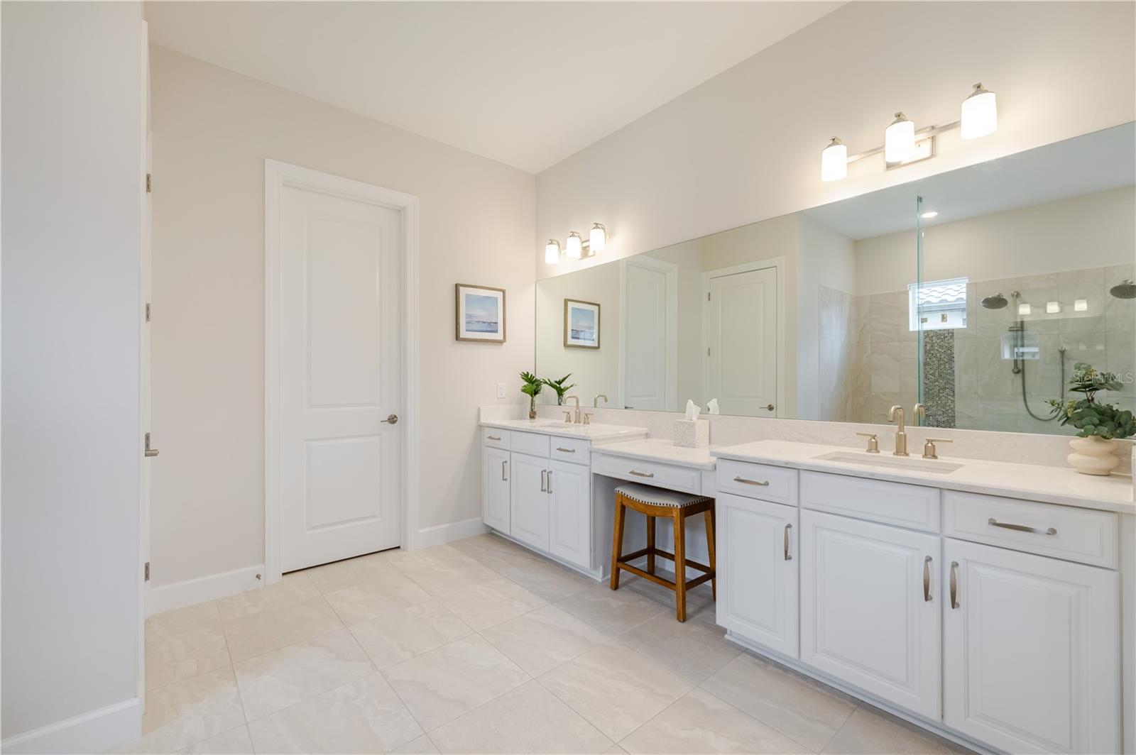 ESPLANADE LAKE CLUB 5 B - Residential