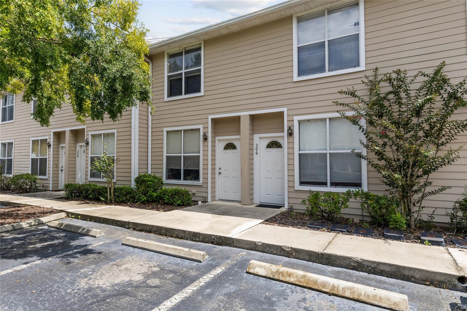 Welcome to your new home, a beautifully maintained,2-bed, 2.5-bath townhome-style condo in the sought-after Kensington South community.
Step through the front door to a light-filled main level, where the spacious living room flows seamlessly into the dining and kitchen area. To your left, a convenient half bath is tucked beneath the staircase, and to your right you’ll find a generous storage closet. The kitchen features a peninsular bar for additional seating and wood cabinetry. A laundry closet is conveniently placed near the back door.
Head upstairs and you’ll discover two bedrooms on each end of the home, both featuring its own ensuite bathroom with a shower/tub combo.
Residents enjoy access to a welcoming community pool and clubhouse. High speed internet, exterior maintenance and more is covered in the HOA, making life simple and stress-free. Bonus: enjoy the peace of mind that comes from having no one living above or below you.
Located just minutes from UF, UF Health-Shands, VA Hospital, Butler Plaza, and Celebration Pointe, this home is a commuter's dream. Hop on one of the nearby UF bus routes or bike to campus with ease.
Discover the ease of Gainesville living at its finest! Contact us today to schedule your tour.
