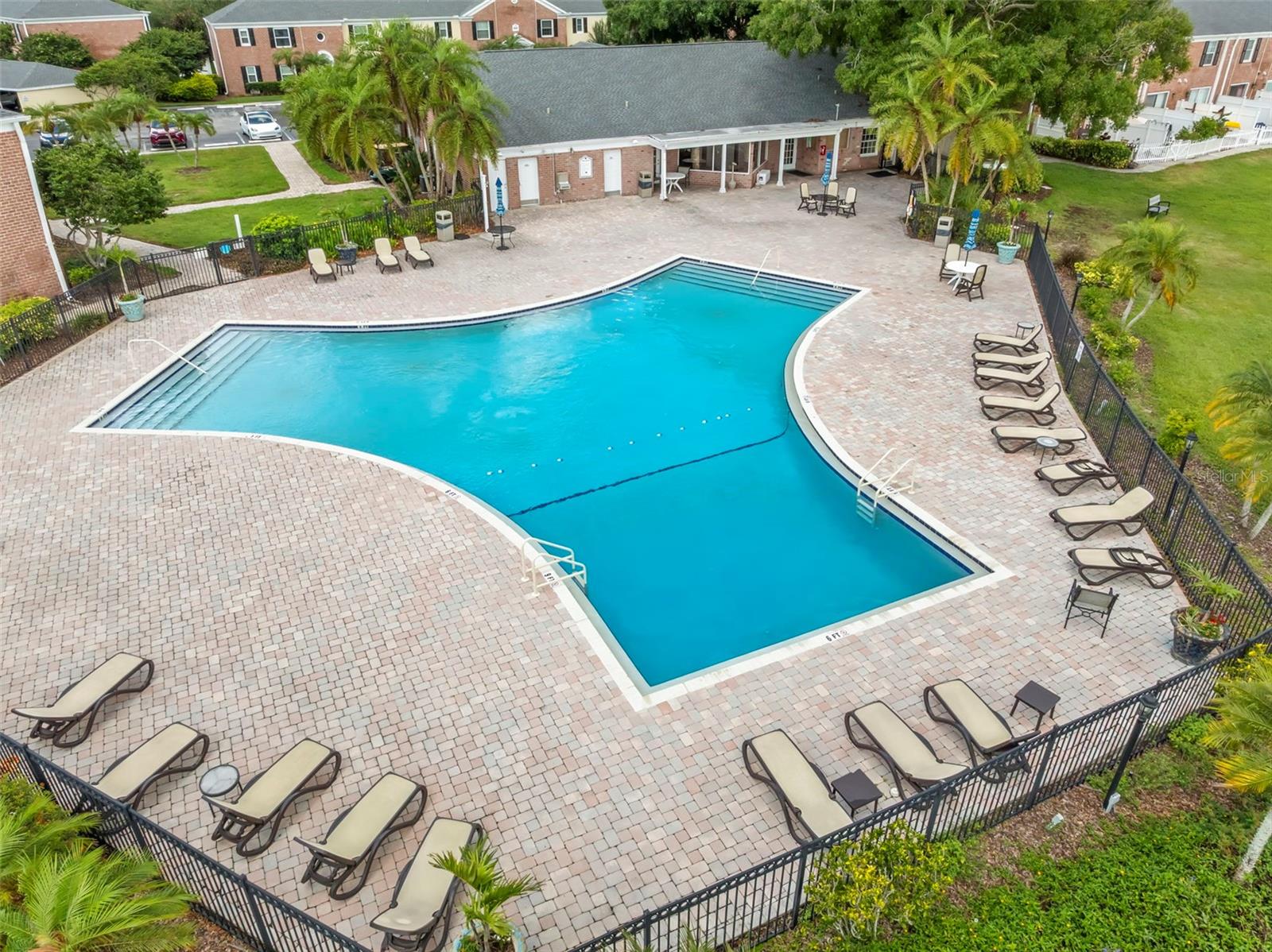 WHISPERING OAKS - Residential