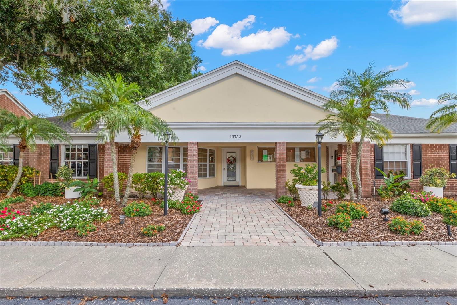 WHISPERING OAKS - Residential