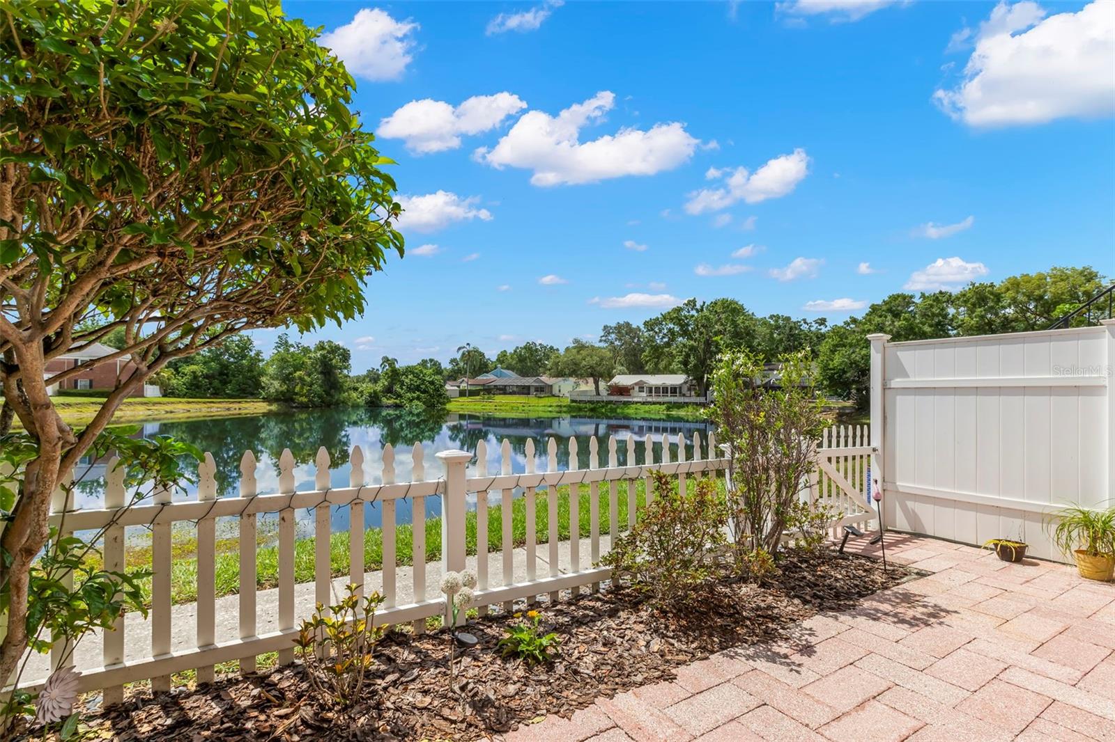 WHISPERING OAKS - Residential