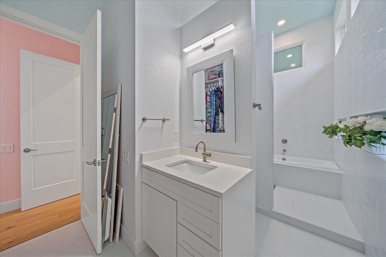 UNIVERSITY PARK COUNTRY CLUB - Residential